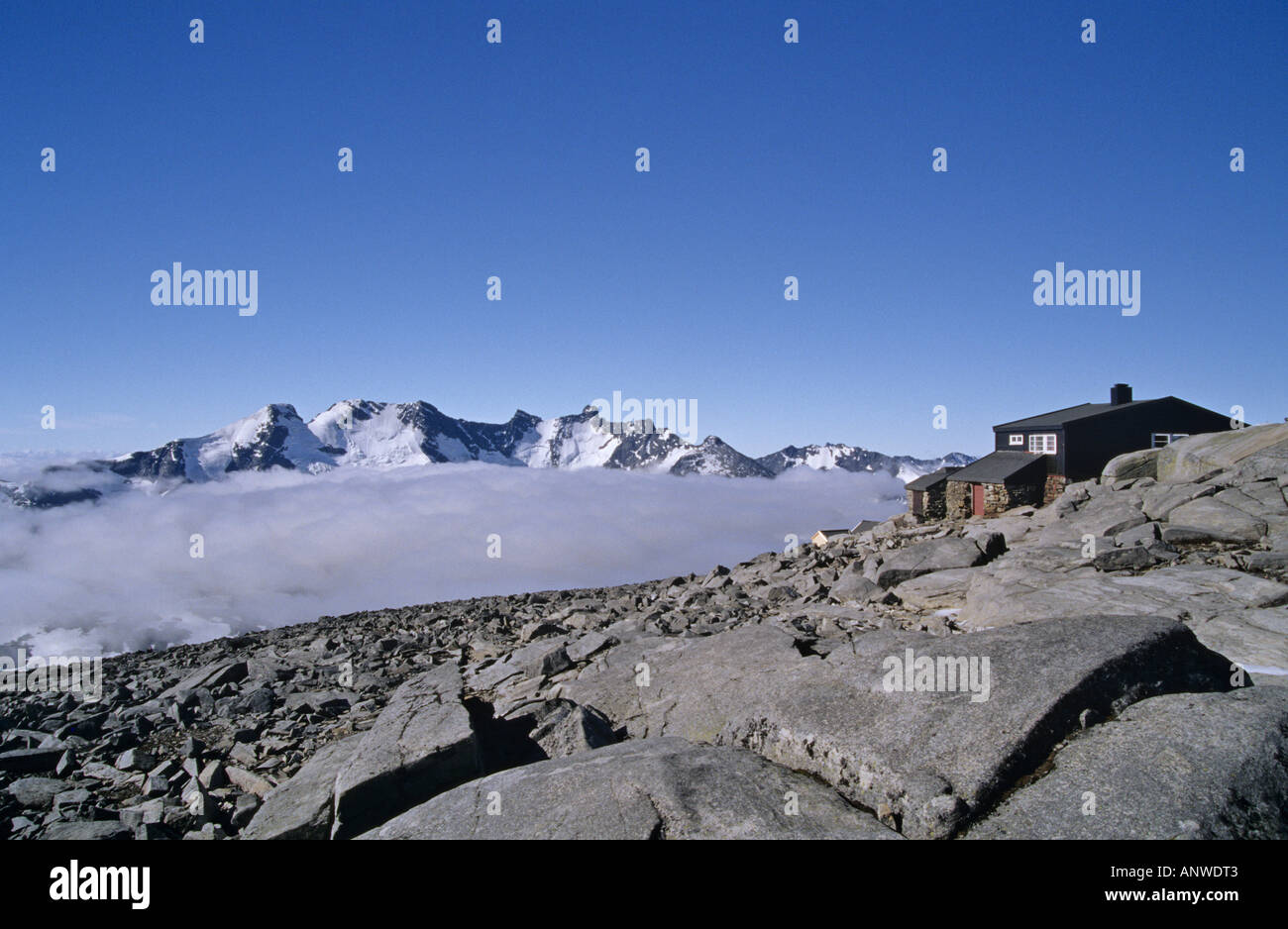 Berghütte auf dem Fannaråken, und hinter den Hurrungane Gipfeln, Jotunheimen, Norwegen Stockfoto