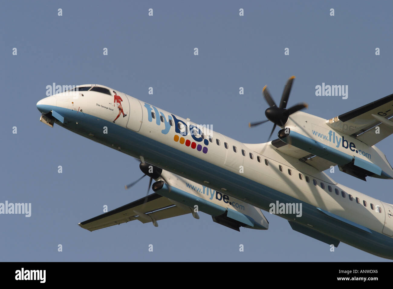 Flybe Dash 8-Verkehrsflugzeug mit einem Bild von George Best Fußball-Legende Sommer 2006 Stockfoto
