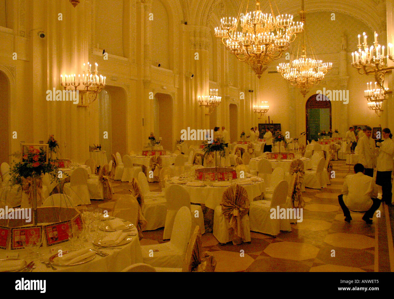 Tabellen für ein Menü im Marmorpalais, St. Petersburg, Russland, GUS-Staaten abgedeckt Stockfoto