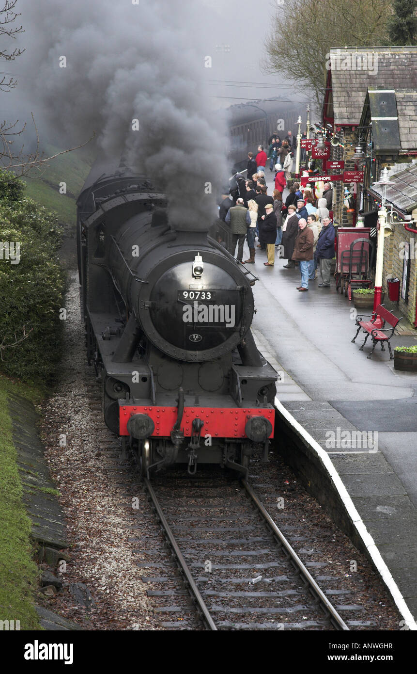 Ein Dampf zieht Zug in Haworth-Station auf der erhaltenen Keighley und Wert Tal Heritage Railway Haworth West Yorkshire Stockfoto