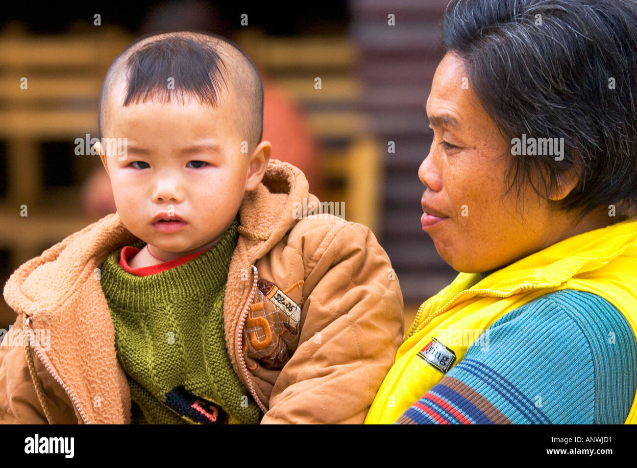 Mutter und Sohn im Yanshuo China Stockfoto