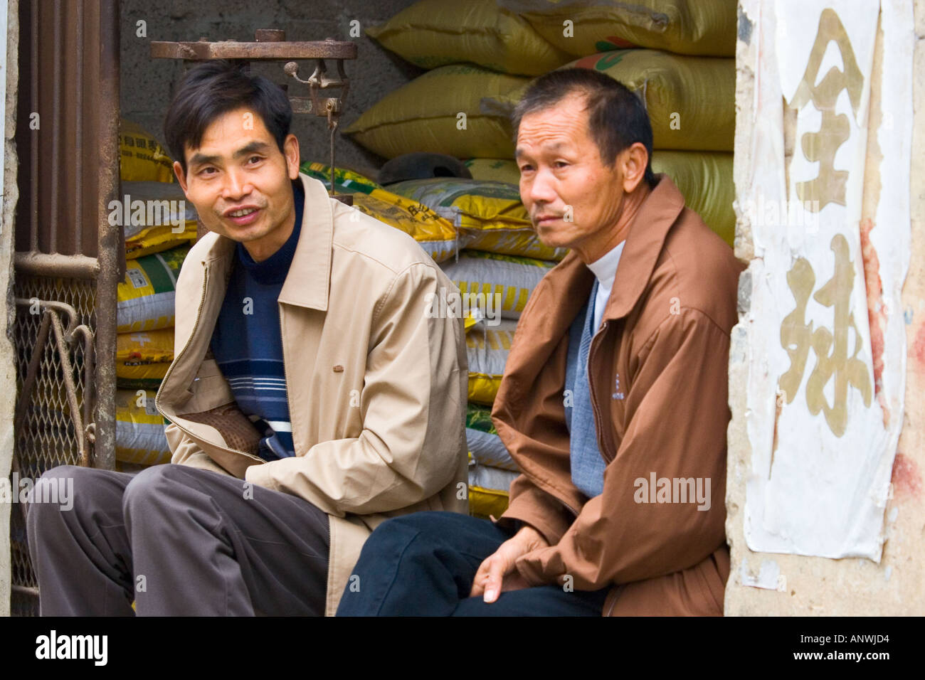 Männer sitzen auf der Straße in Yanshuo Stockfoto