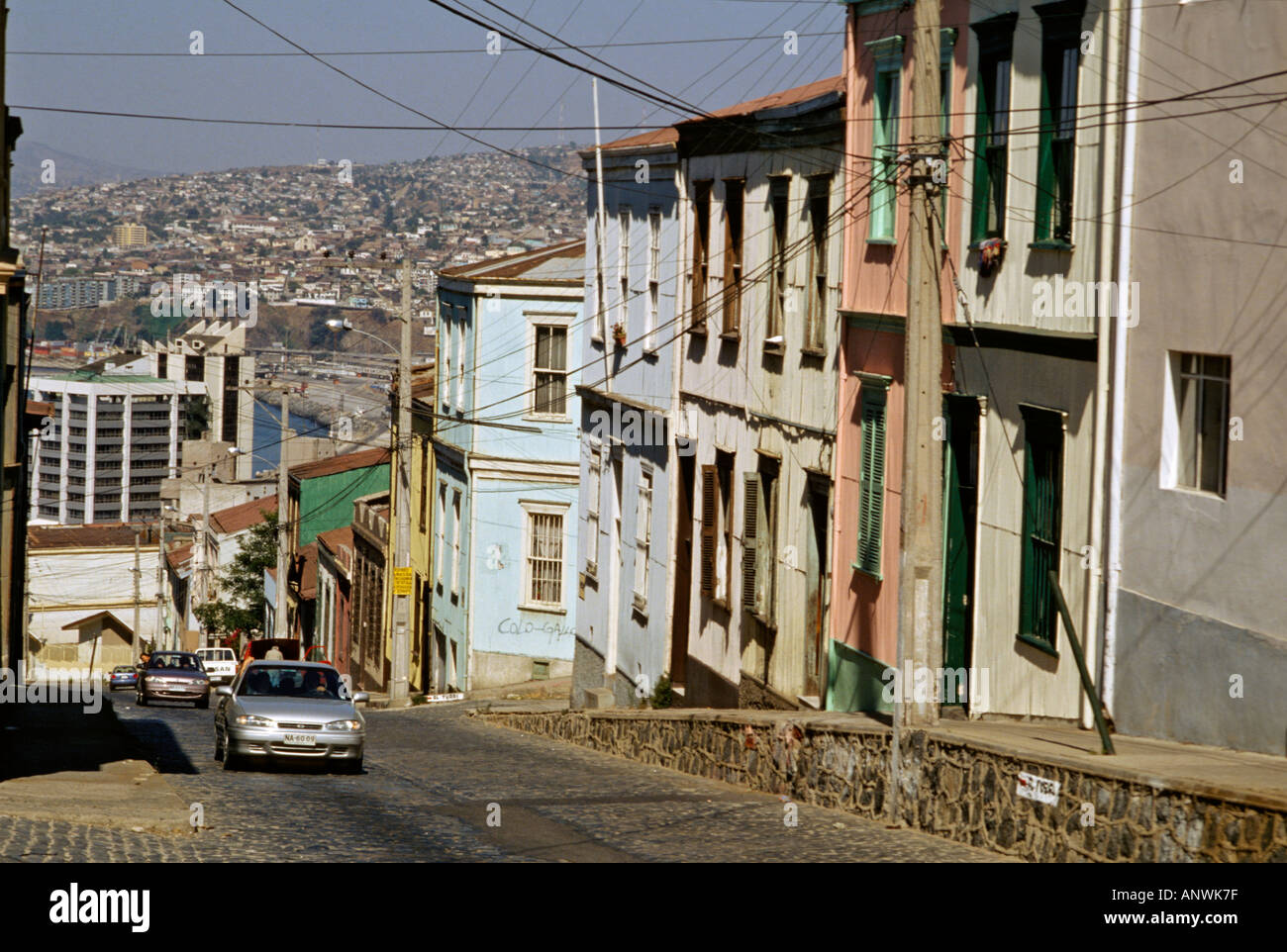 Blick auf die steilen Hügel in einem der Wohngebiete, die die Stadt Valparaíso Chile umgeben Stockfoto