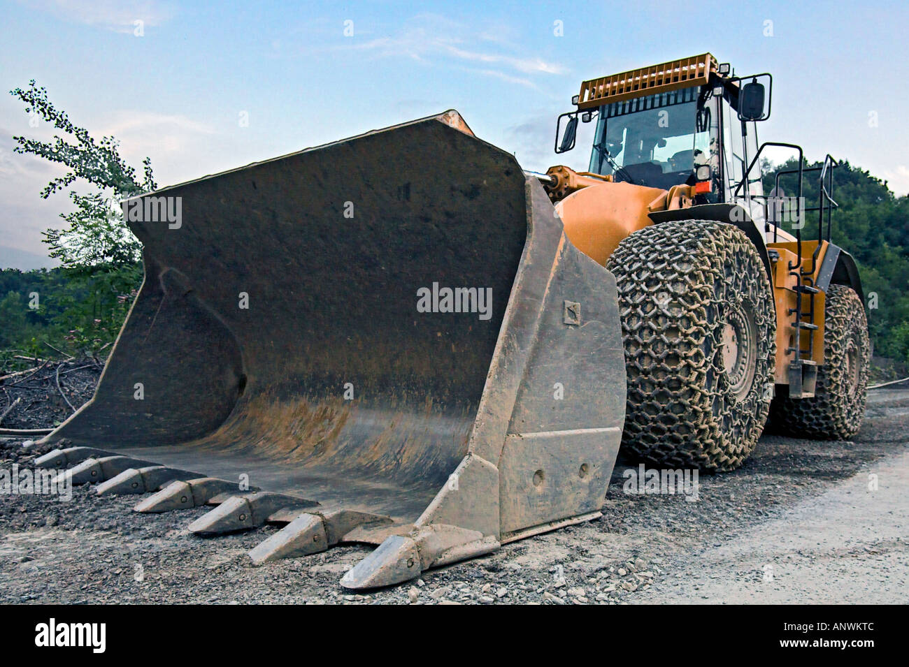 Großer Radlader mit Schneeketten in einem Steinbruch Stockfotografie - Alamy
