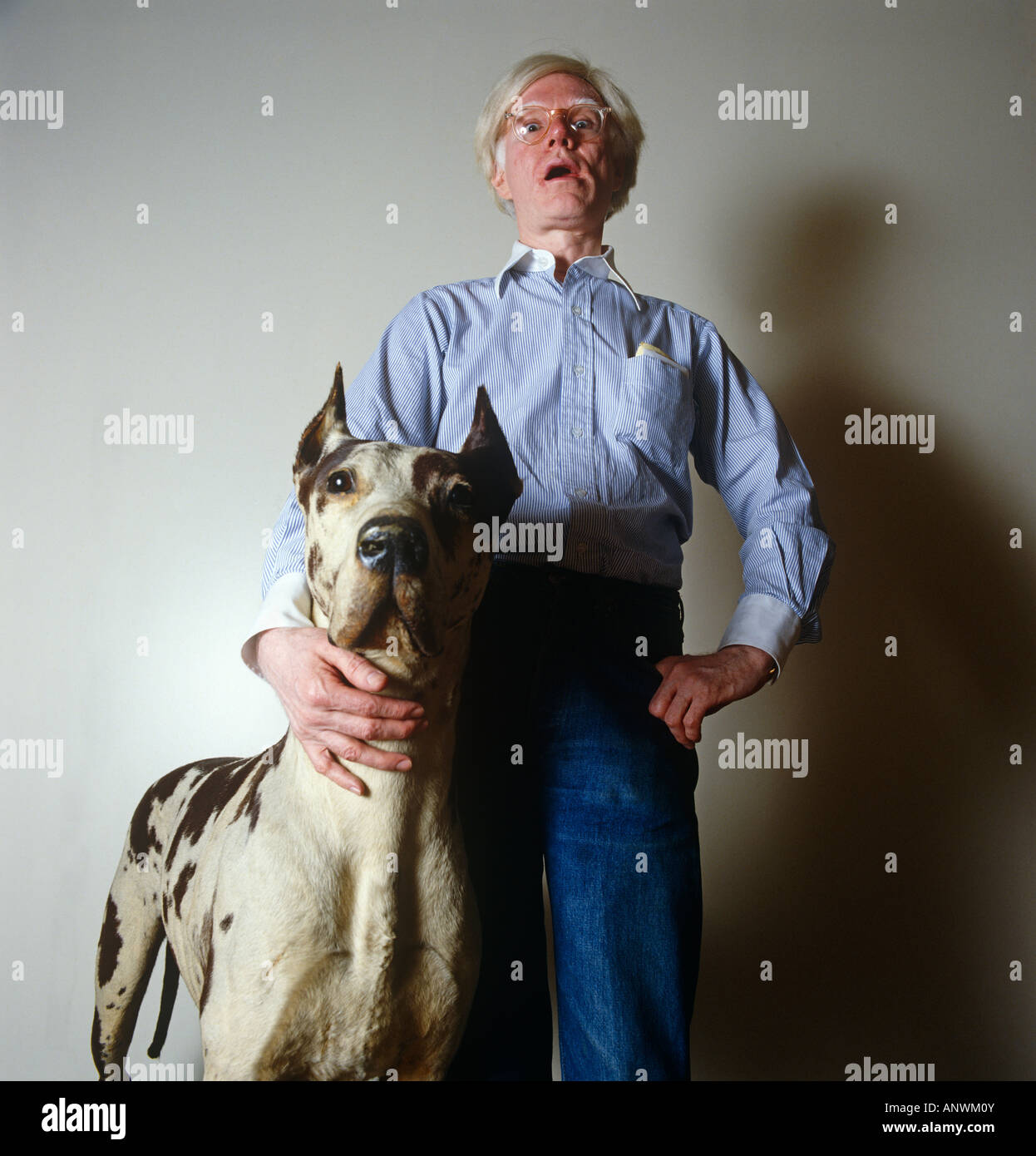 Künstler Andy Warhol mit Hund Stockfoto