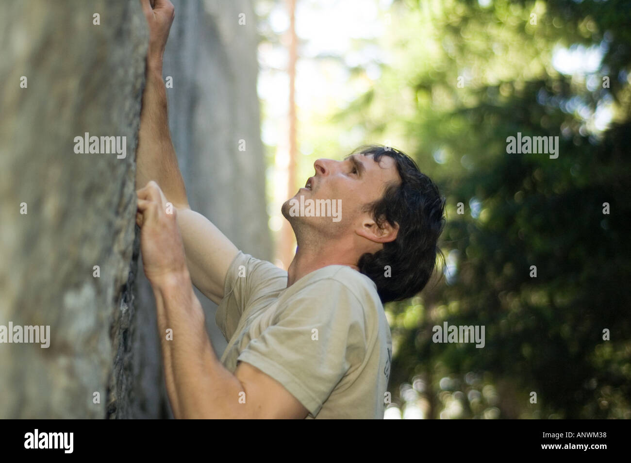 Nahaufnahme eines Kletterers klettern einer Route in der Elbe Sandstein Gebirge Elbsandsteingebirge Ost-Deutschland Stockfoto