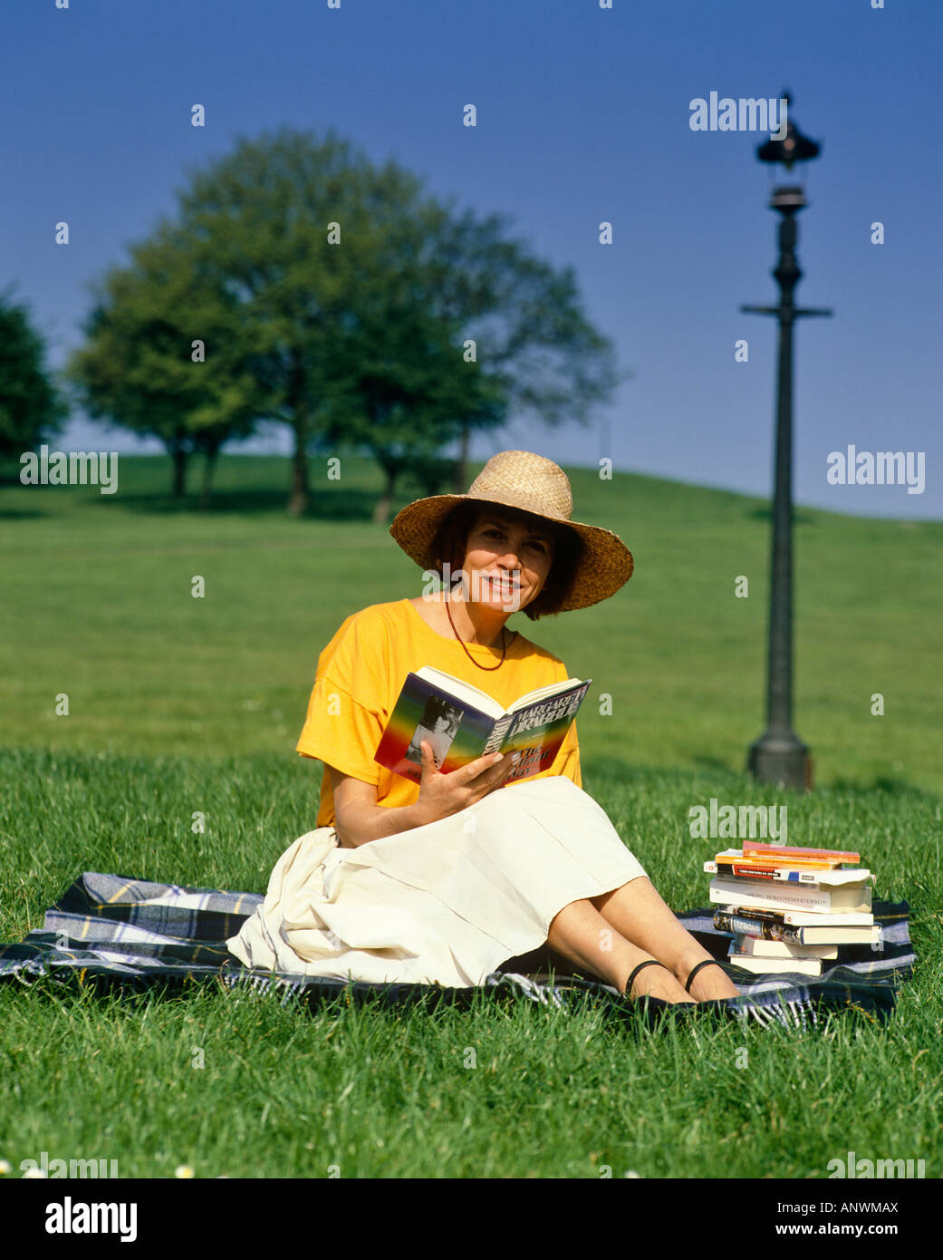 Joan Bakewell (Journalist, TV-Radio-TV-Moderatorin), ein Buch lesen auf Primrose Hill Stockfoto