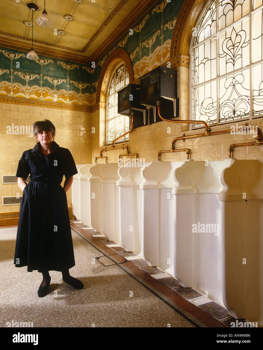 Lady Lucinda Lambton Fotograf in Herren WC oder urinal Stockfoto