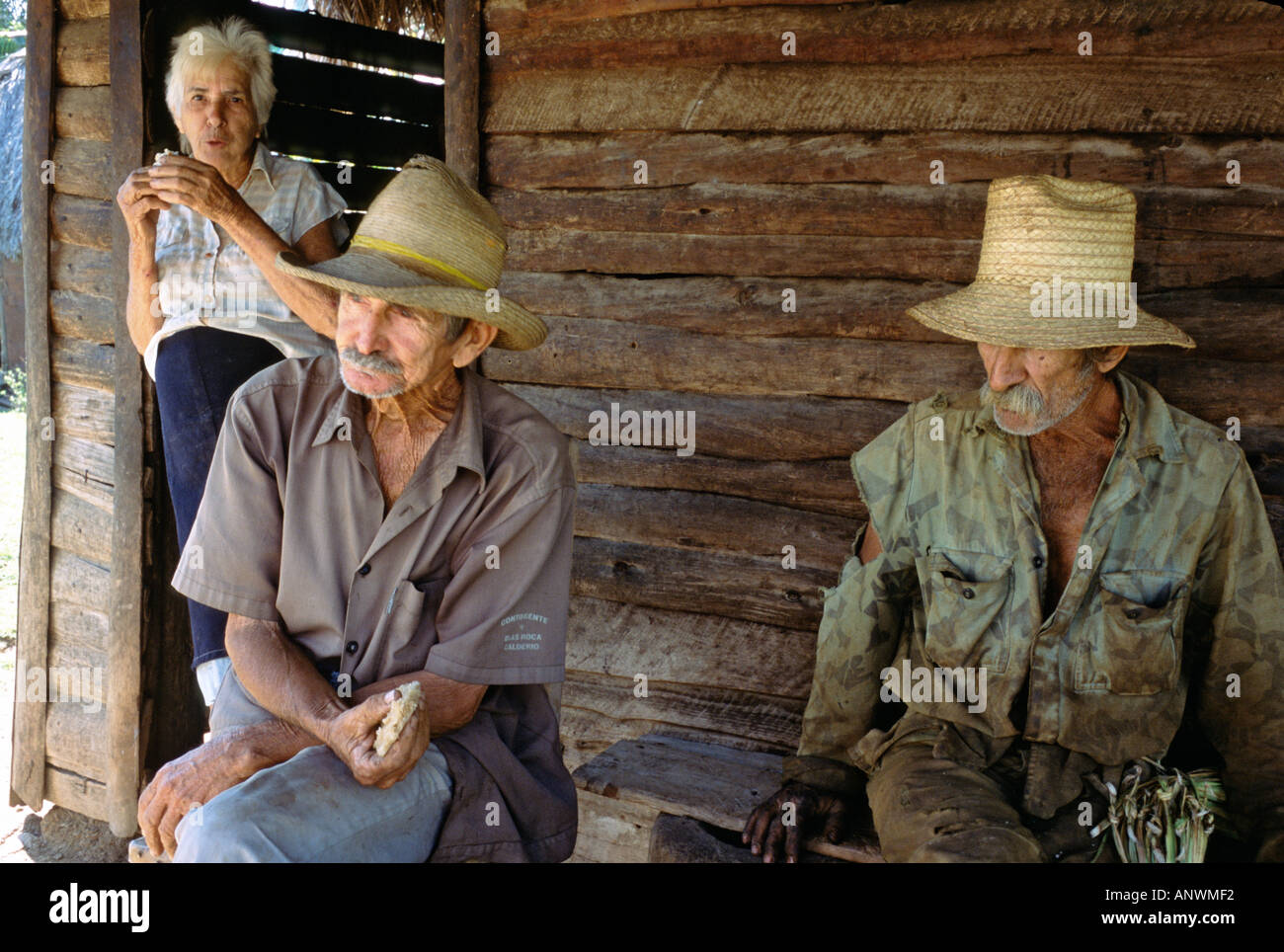 Drei Bauern Schräglage Mitte Tag Mahlzeit im Freien eine freistehende Küche in ländlichen Provinz Pinar Del Rio Kuba Stockfoto