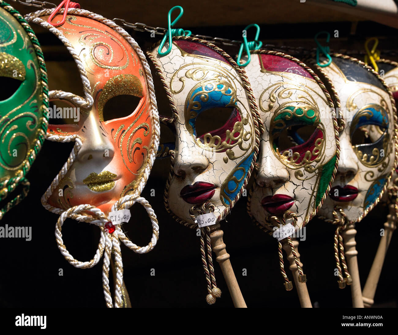 Venedig Karnevalsmasken zum Verkauf auf einem Markt in Venedig, Italien Stockfoto