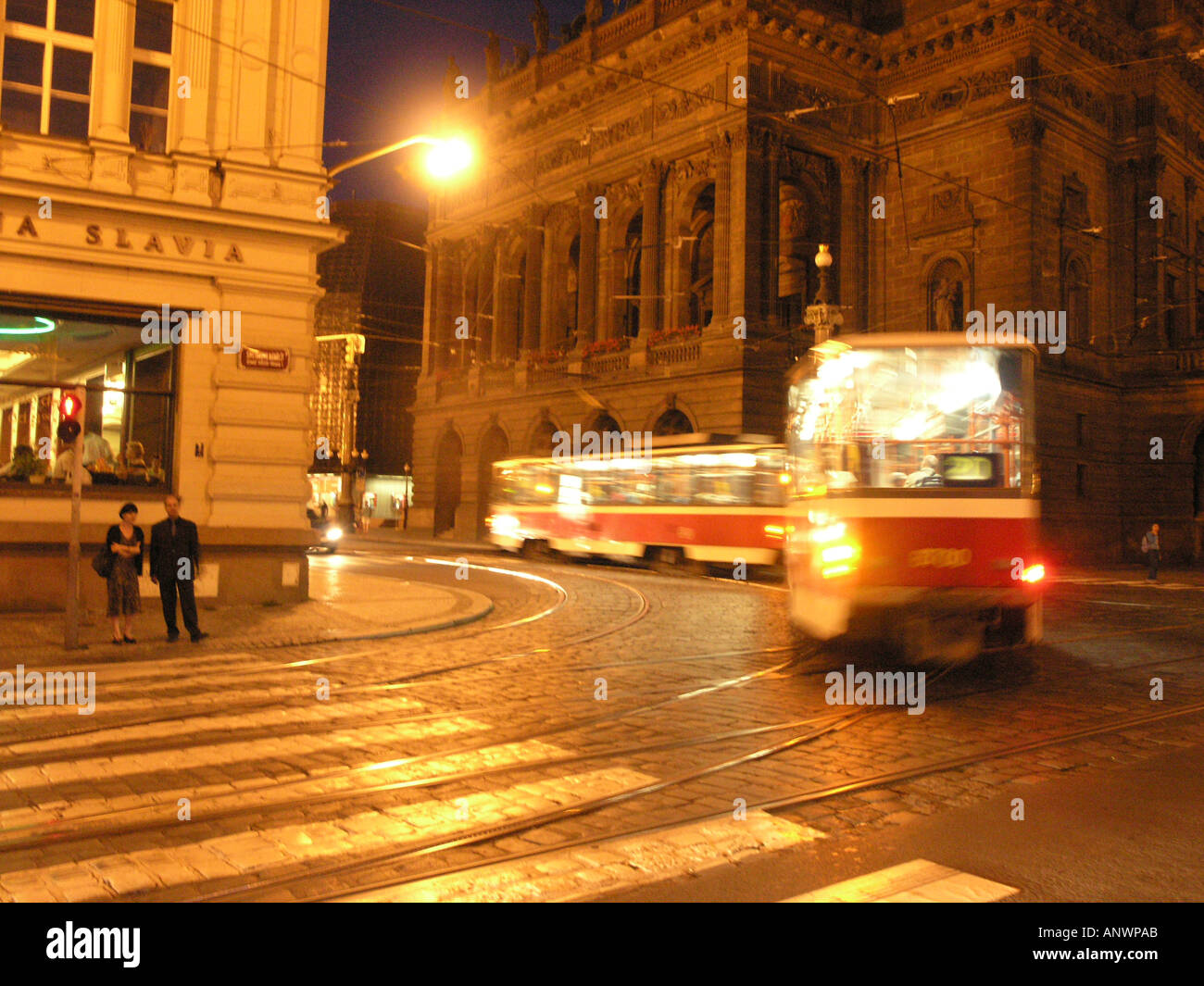 Straßenbahn-Kurven auf Smetaonvo Nabrezi durch das nationale Theater Prag Tschechische Republik Europa EU Reisen Reisen Reisen Reisen Stockfoto