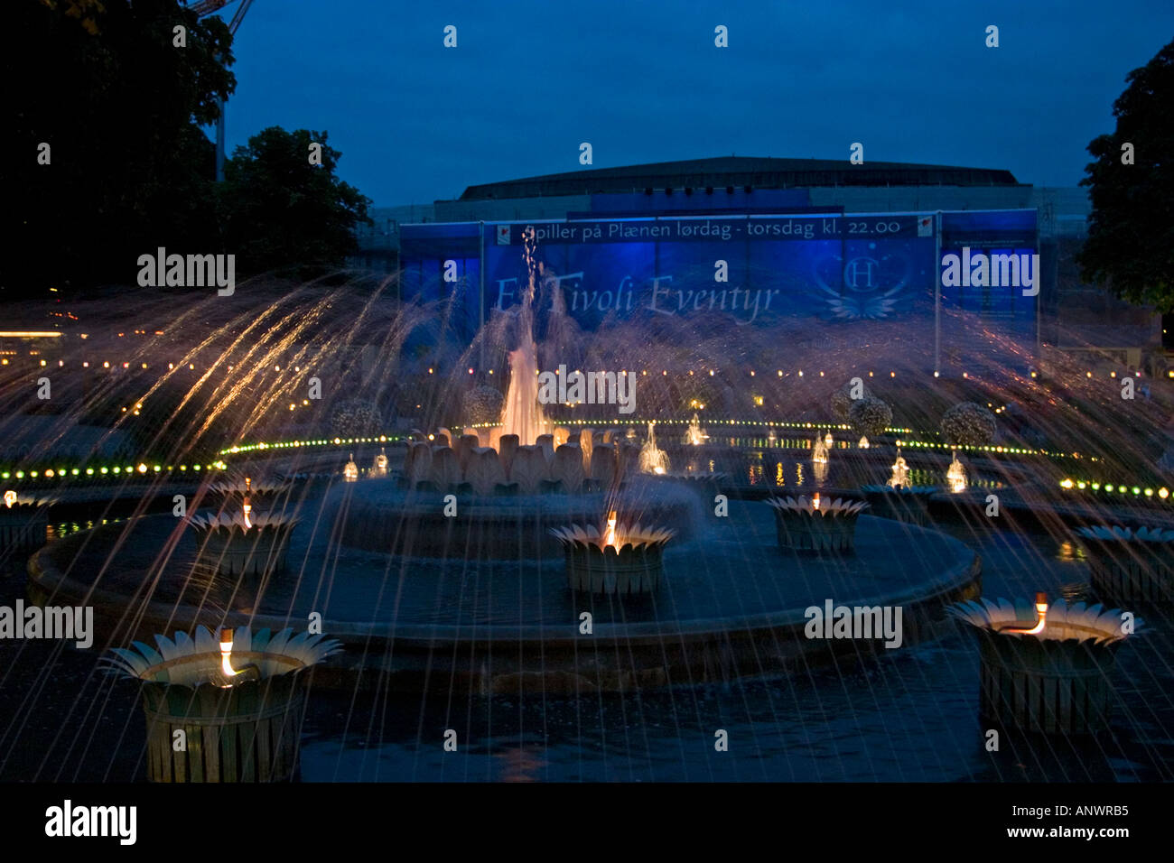 Brunnen mit Blick auf die größte Konzerthalle bei Nacht Tivoli Gärten Kopenhagen Dänemark Stockfoto