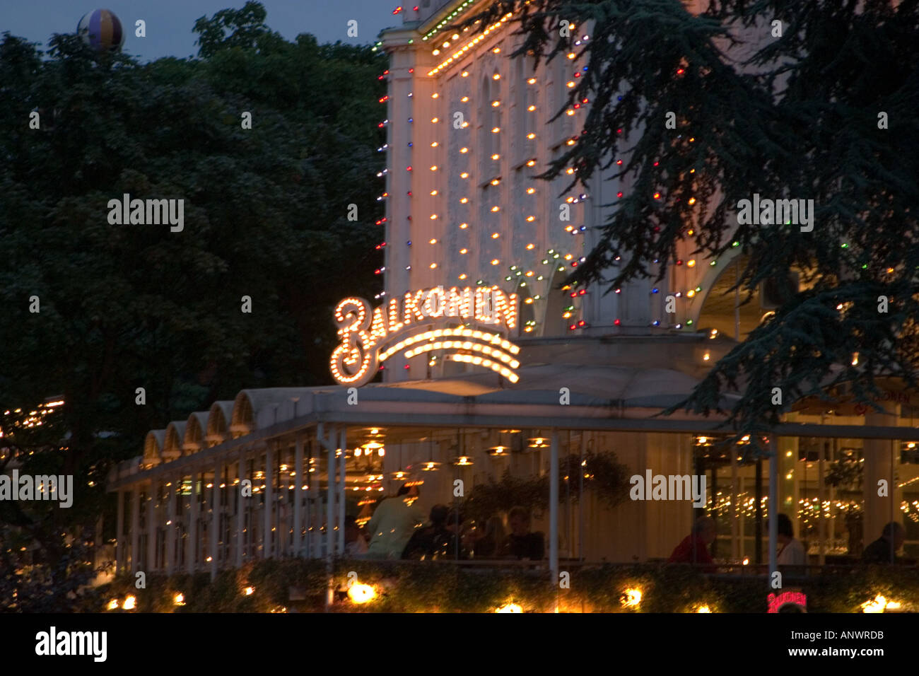 Balkonen Restaurant Bazar in der Abenddämmerung Tivoli Gärten Kopenhagen Dänemark Stockfoto