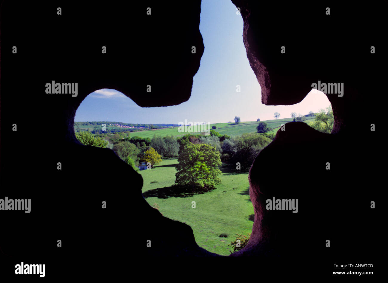 Pfeilschlitz in einem mittelalterlichen normannischen Burgturm Rowton Moor Chester Cheshire UK Stockfoto