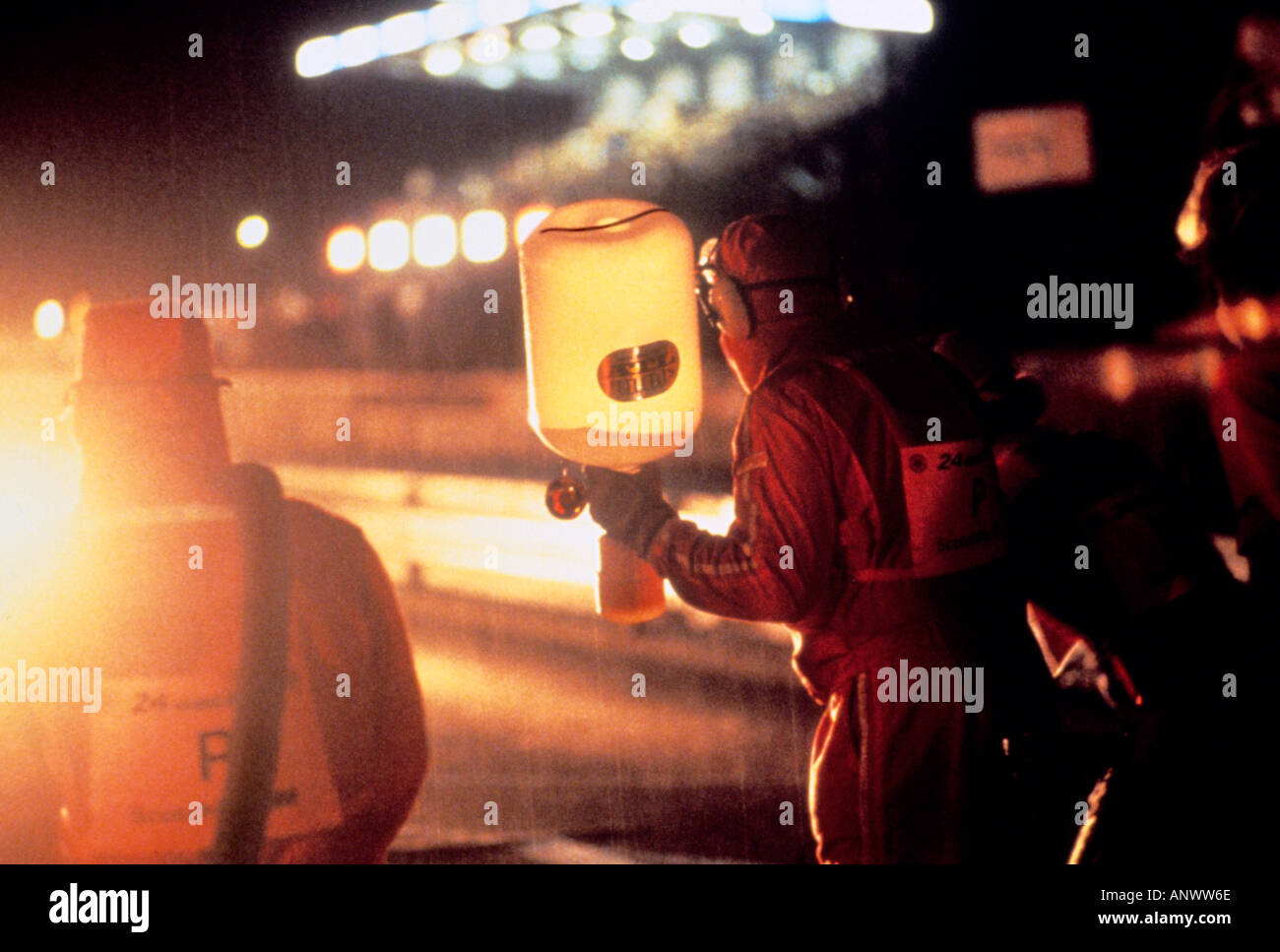 LE MANS Vintage Retro 24 Stunden nachts, Boxencrew wartet im Regen auf die Ankunft des Autos für Tankstopp 1978 Le Mans Rennmultivision Ian Shaw Kodak Fotograf Stockfoto