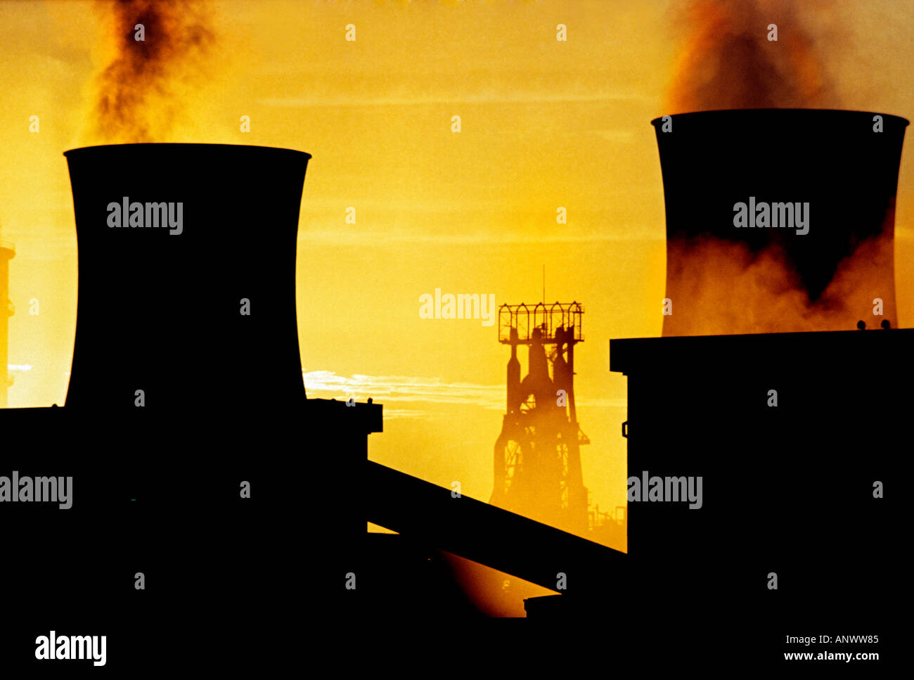 British Steel arbeitet mit dramatischem Sonnenaufgang über Wasser Kühltürme Silhouette in British Steelworks Llanwern Wales UK Stockfoto