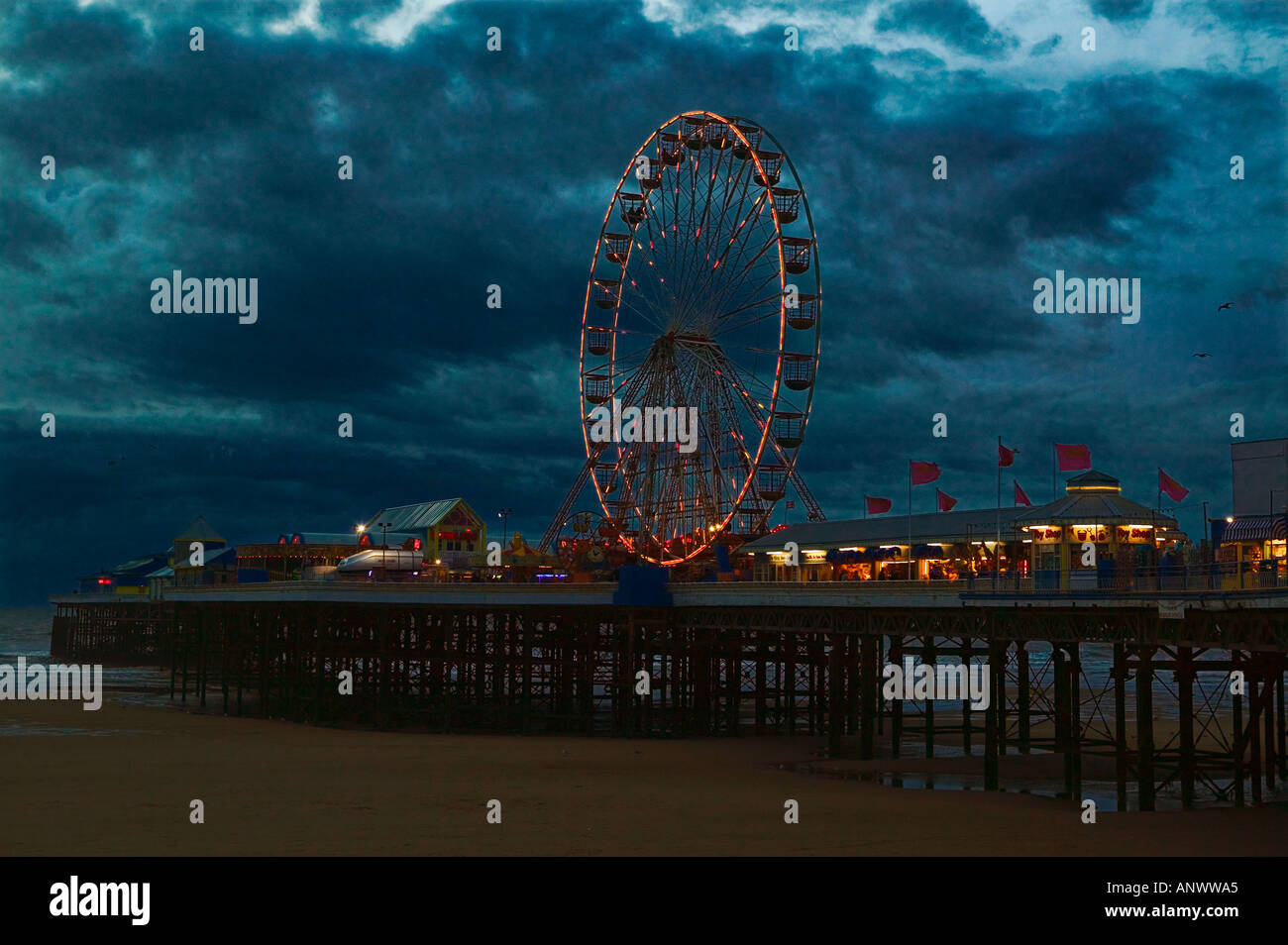 Central Pier Riesenrad in der Abenddämmerung Blackpool Lancashire England UK Stockfoto