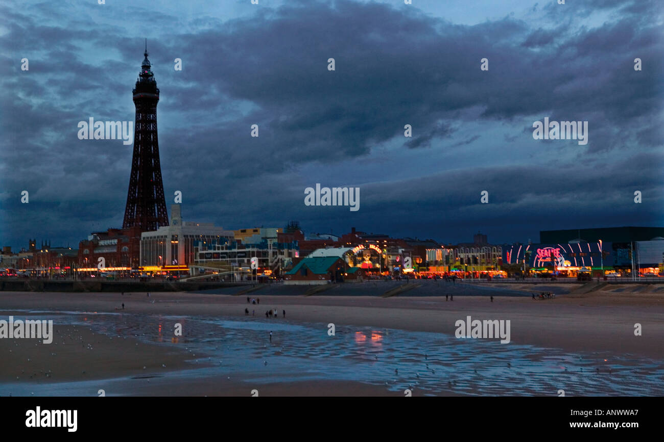 Blackpool Tower und Spielhallen auf Promenade in der Abenddämmerung Blackpool Lancashire England UK Stockfoto
