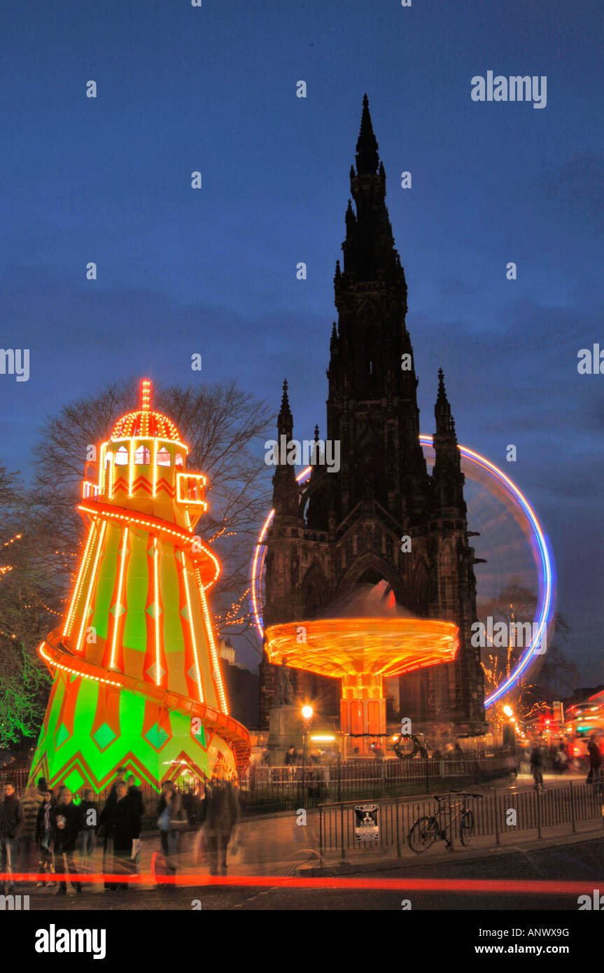 Edinburgh Princess Street in der festlichen Weihnachtszeit mit Spaß Fahrten und Riesenrad und Scott Monument Stockfoto