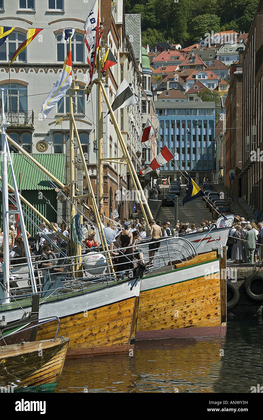 Alte Schiffe und Personen im Zentrum von Bergen, Norwegen, Bergen Stockfoto