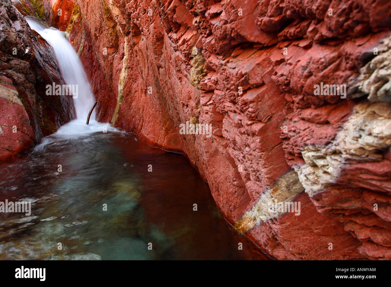 kleiner Wasserfall im Red Rock Canyon, Kanada, Alberta, Waterton Lakes National Park Stockfoto