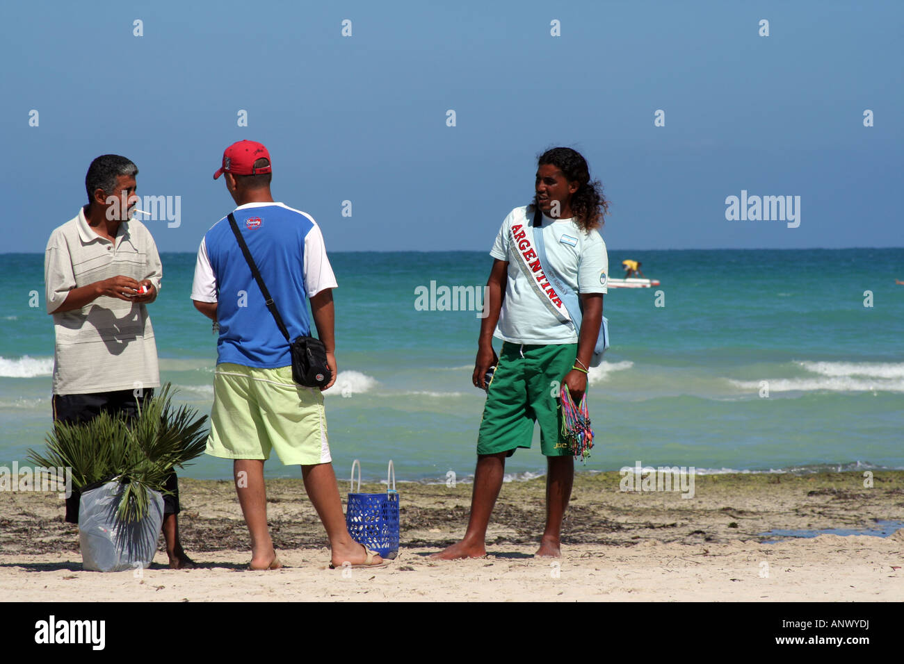 Männer verkaufen Sachen am Strand von Djerba, Tunesien. Stockfoto