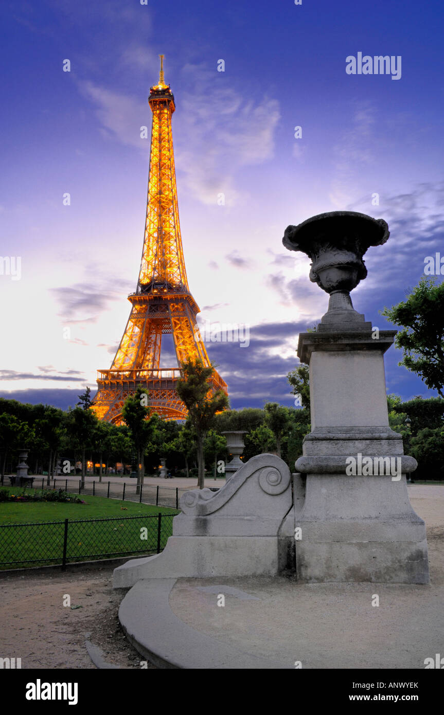 Tour Eiffel tower Paris Frankreich Licht Stockfoto