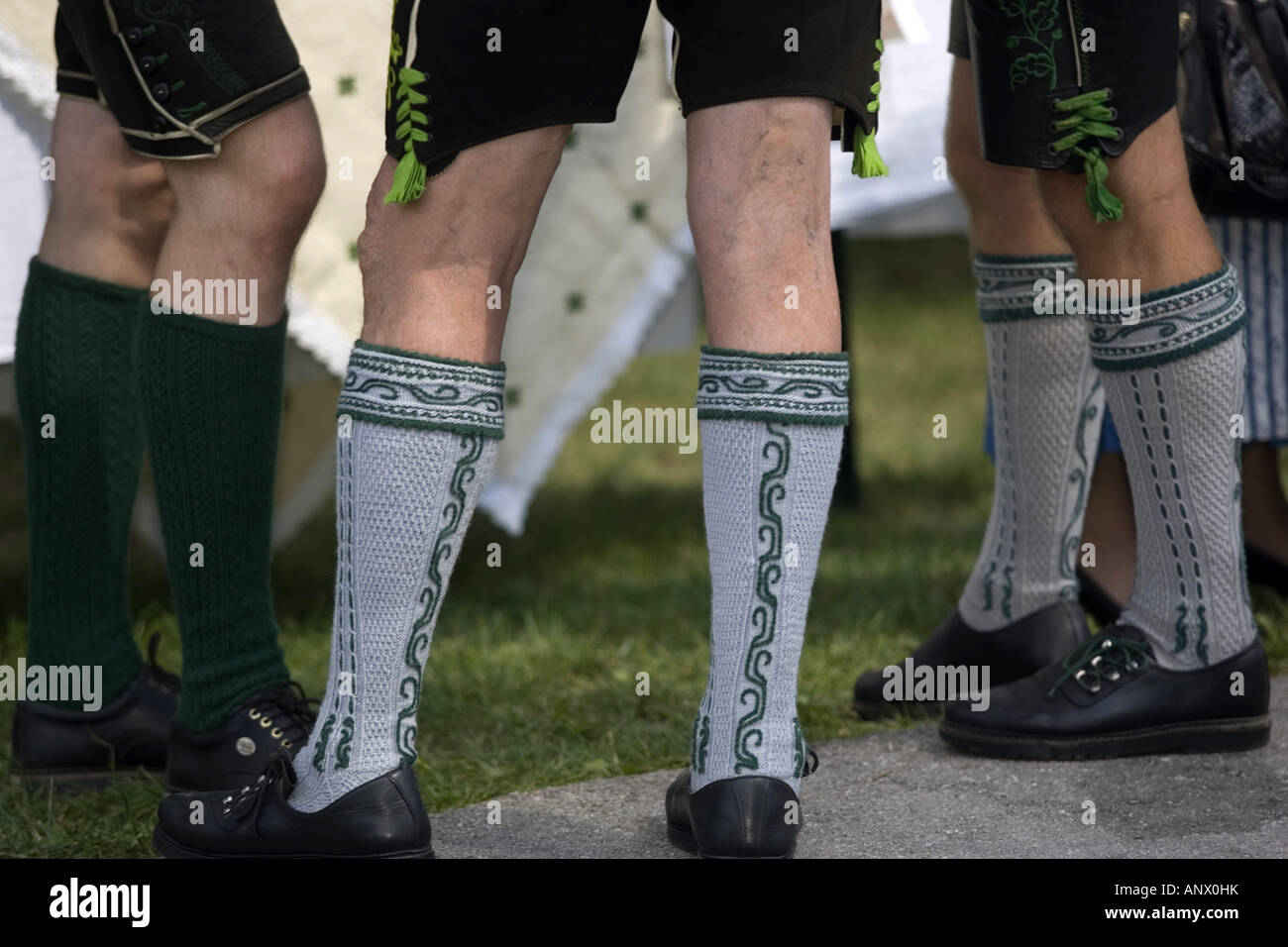 Männer in traditionellen Hosen und Socken an die Gamsbarttag in Goisern, Österreich, Oberoesterreich Stockfoto