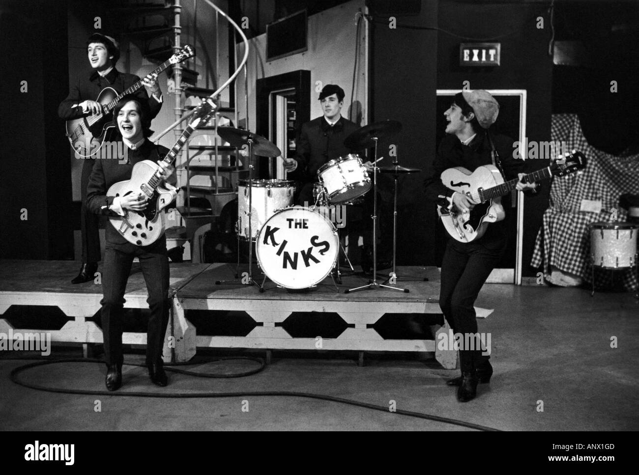 KINKS UK Gruppe auf Ready Steady Go im Jahr 1966. Von links Peter Quaife, Dave Davies, Mick Avory und Ray Davies. Foto Tony Gale Stockfoto