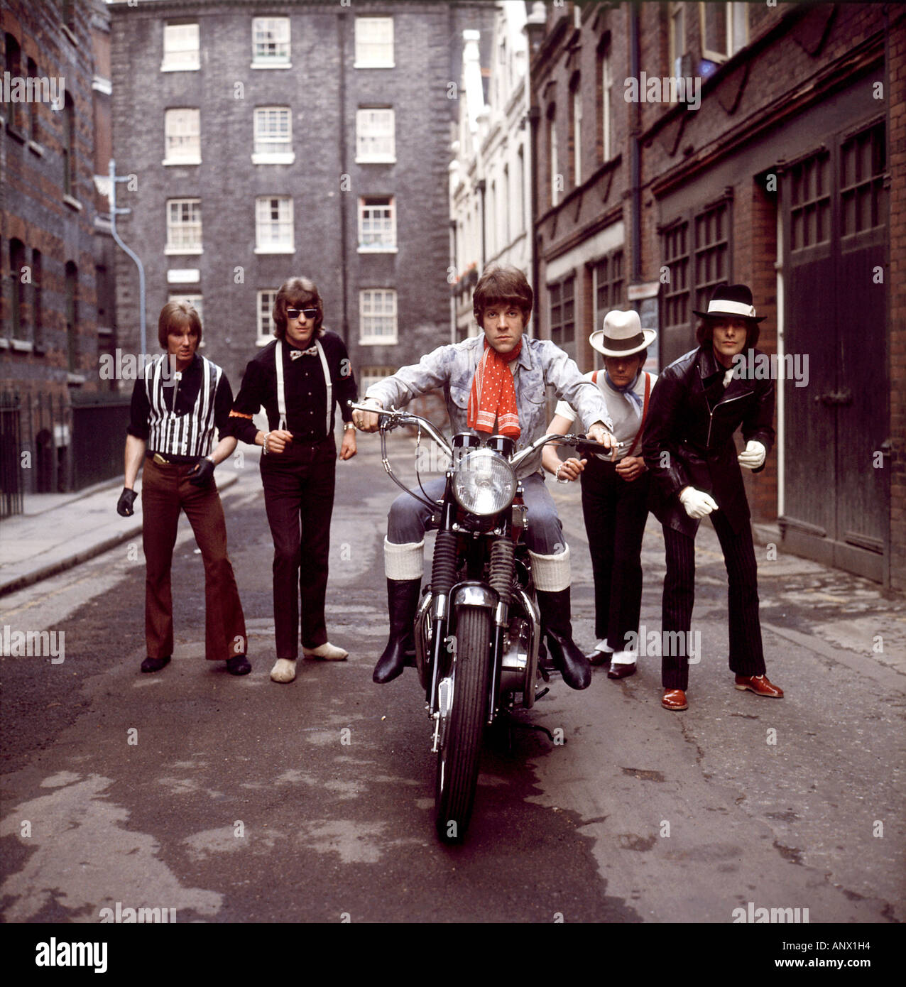 DAVE DEE DOZY BEAKY MICK und TITCH UK-pop-Gruppe im Jahre 1967 mit Dave Dee auf dem Fahrrad Stockfoto