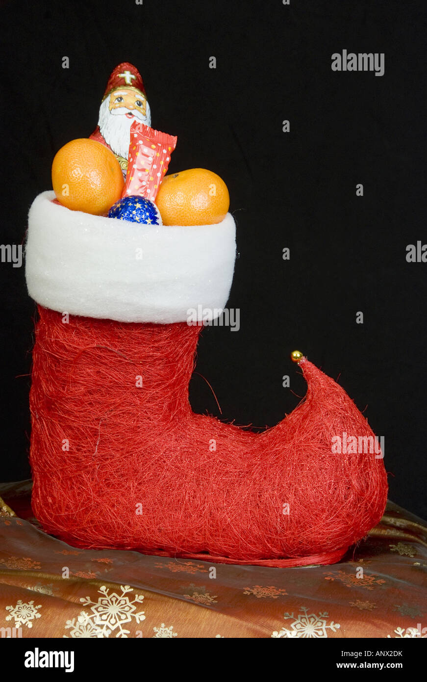 Weihnachts-Strumpf vor schwarzem Hintergrund Stockfoto