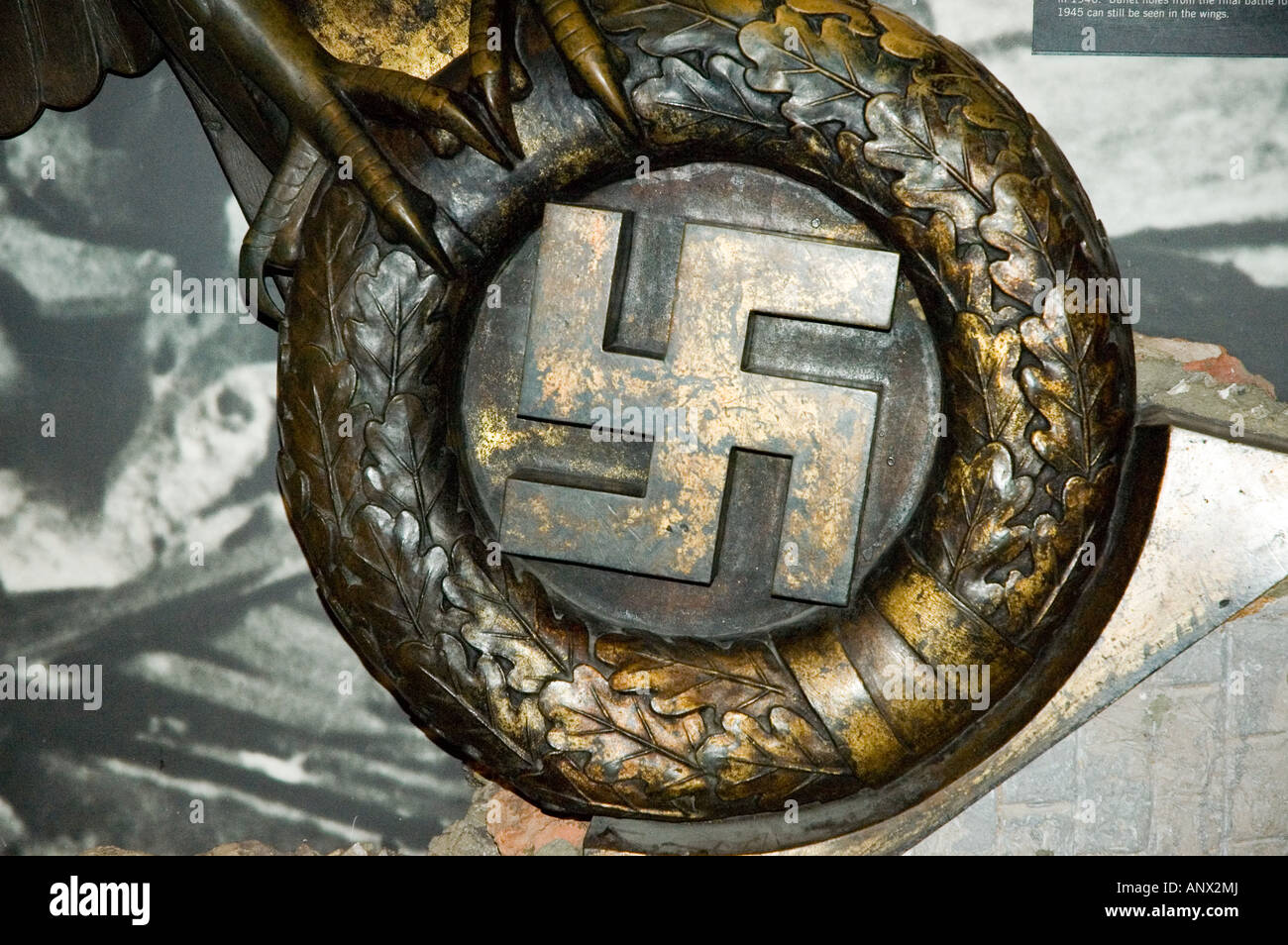 Hakenkreuz, das Symbol der NSDAP im imperial War Museum zu halten, von einem Adler London Stockfoto