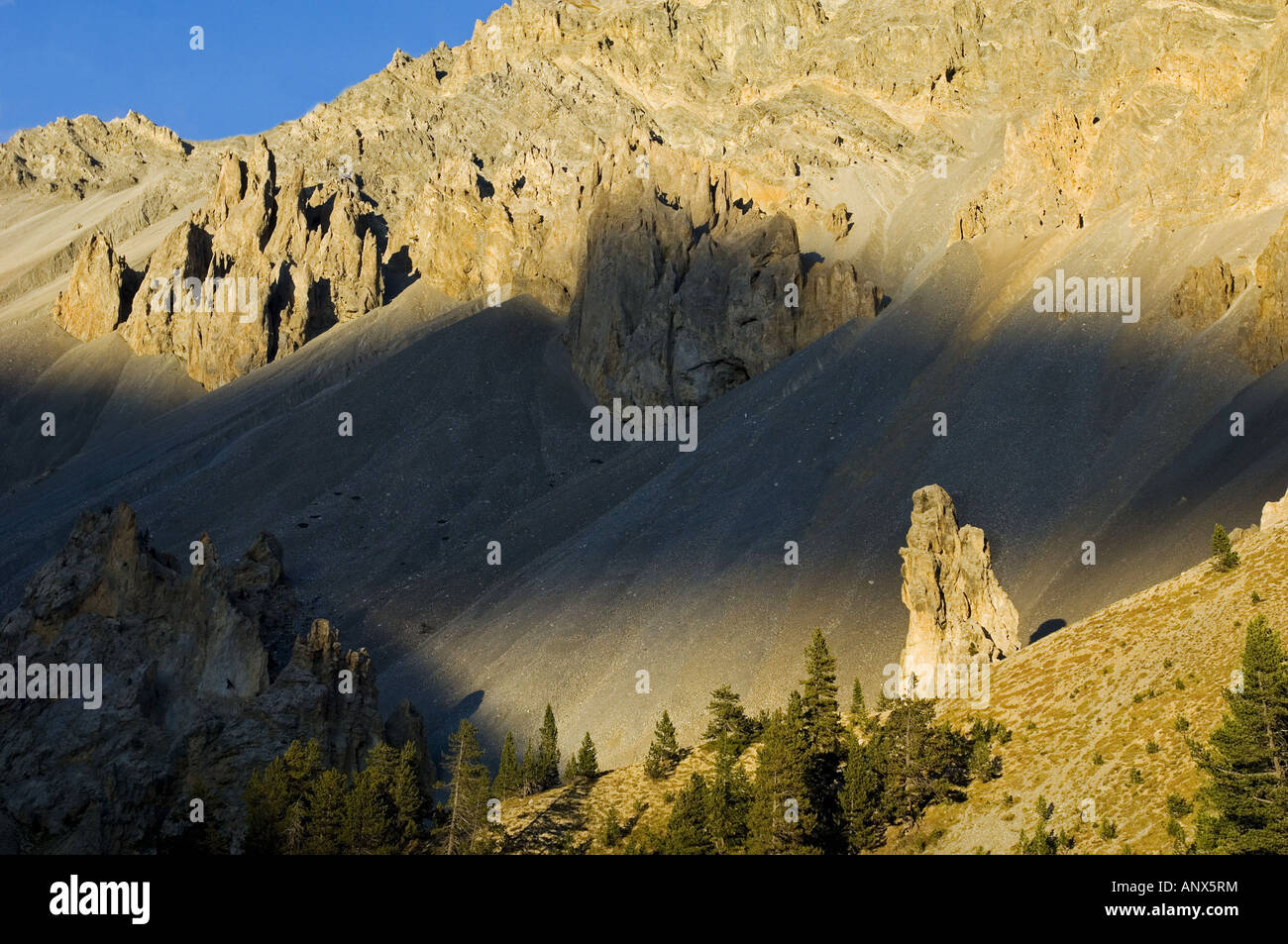 seltsame Felsen im Naturpark Queyras namens Casse Dserte nahe Brianon, Frankreich, Alpen Stockfoto