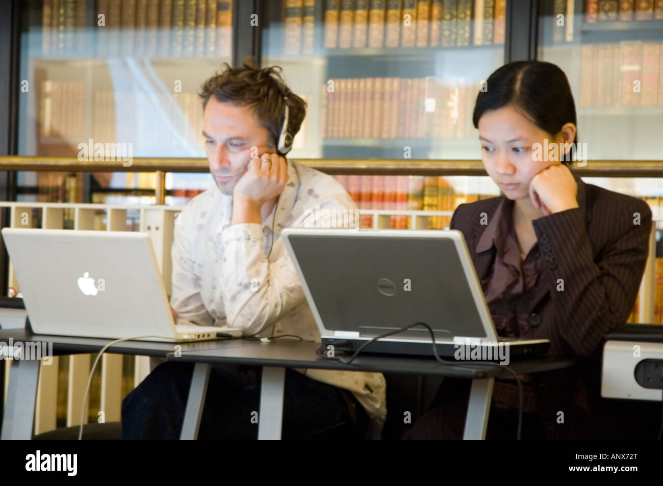 British Library arbeiten ein Mann und eine Frau mit einem Mac und einem Notebook London Stockfoto