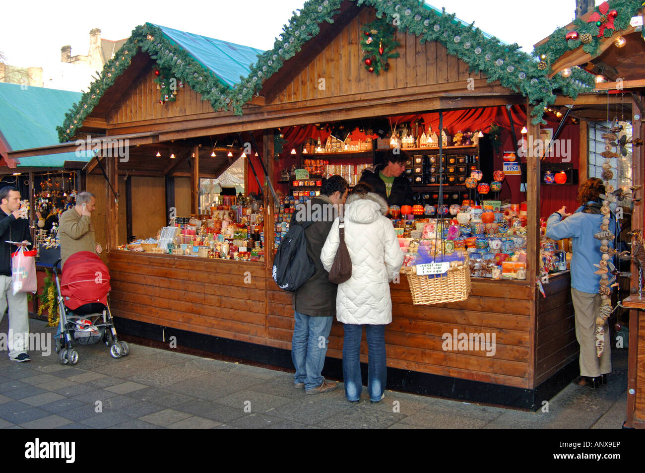 Princess Street Gardens Marktstände an Weihnachten Schottland. Stockfoto