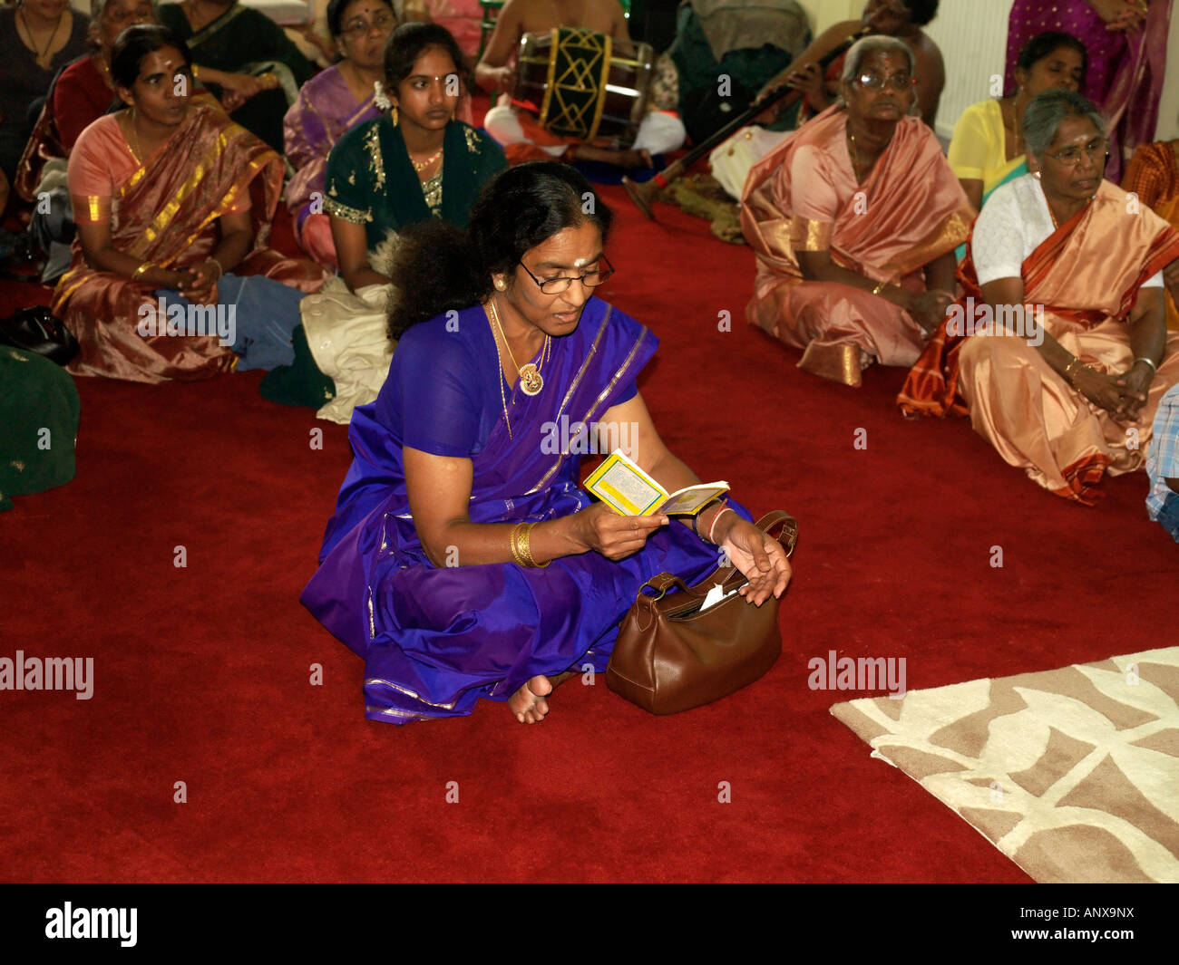 Murugan Tempel neue Malden Surrey England Frauen während der Zeremonie Stockfoto