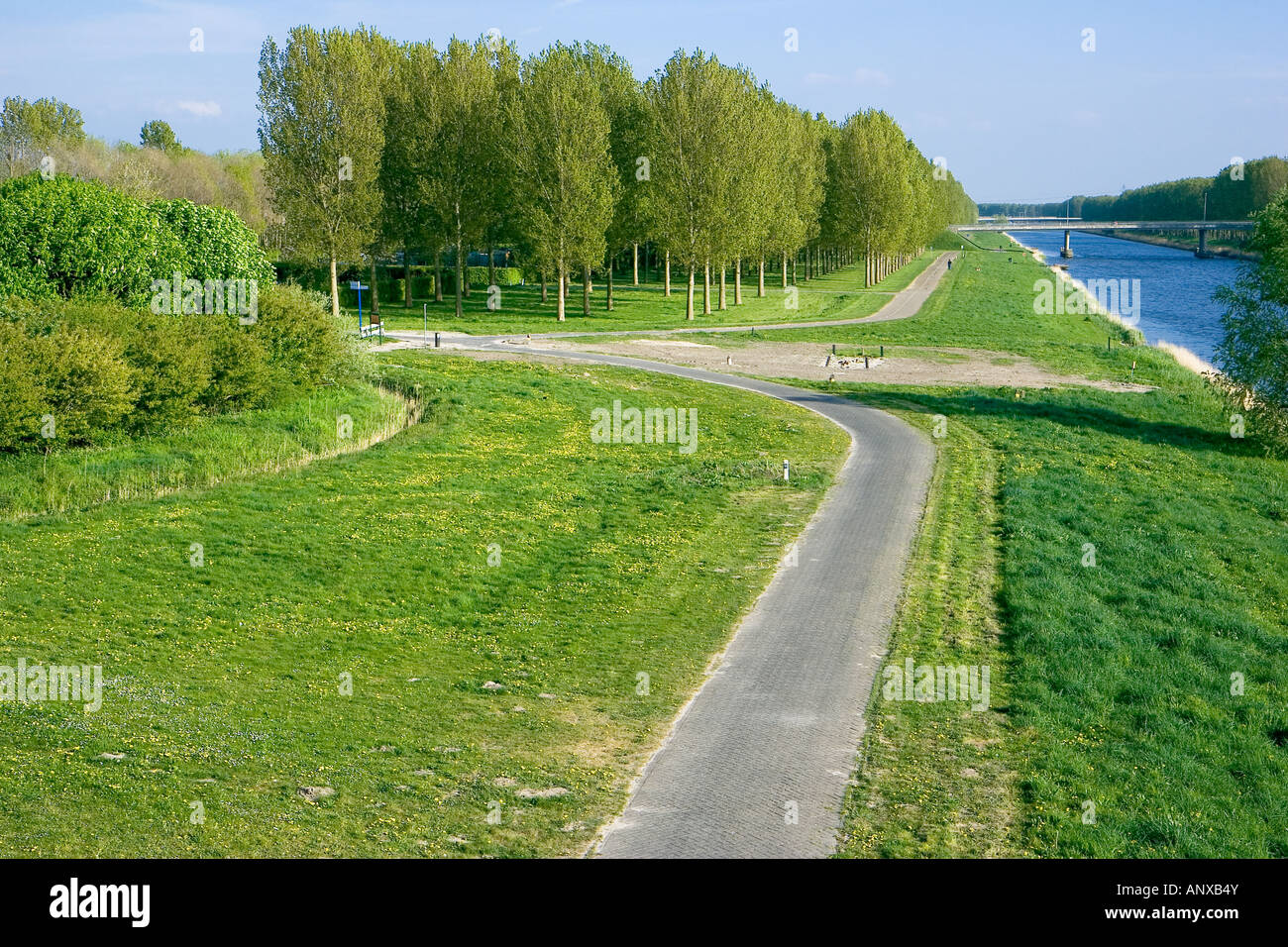 Fahrrad Weg entlang eines Kanals in Almere Niederlande Stockfoto