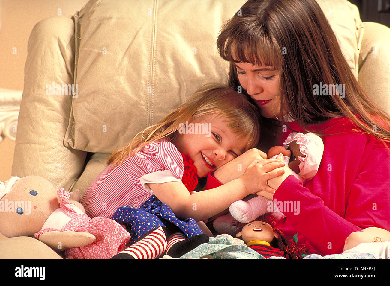 Mutter und Mädchen Puppen reden Stockfoto