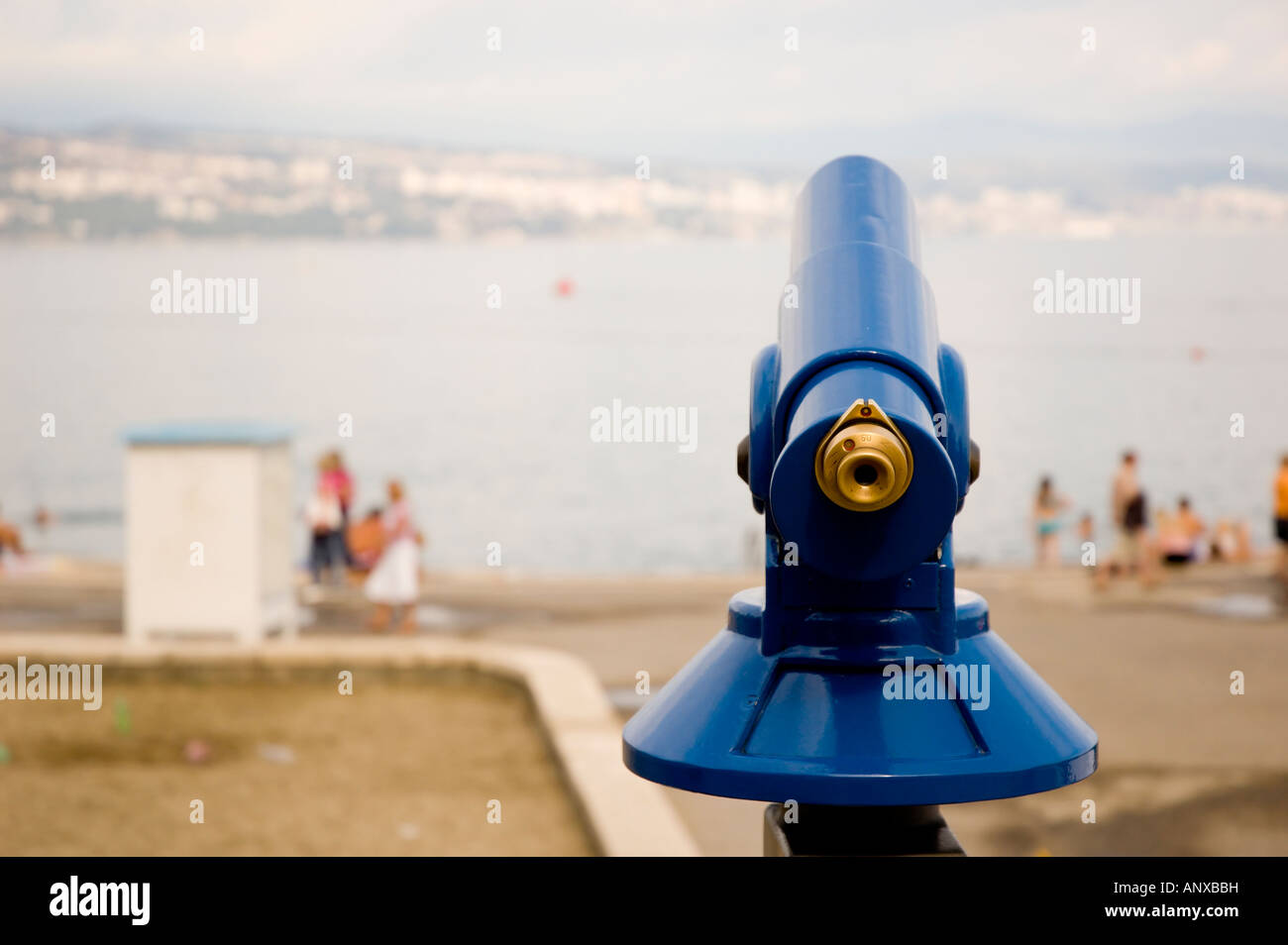 Eine Münz Monokular auf der Strandseite suchen über Rijeka, Kroatien. Stockfoto