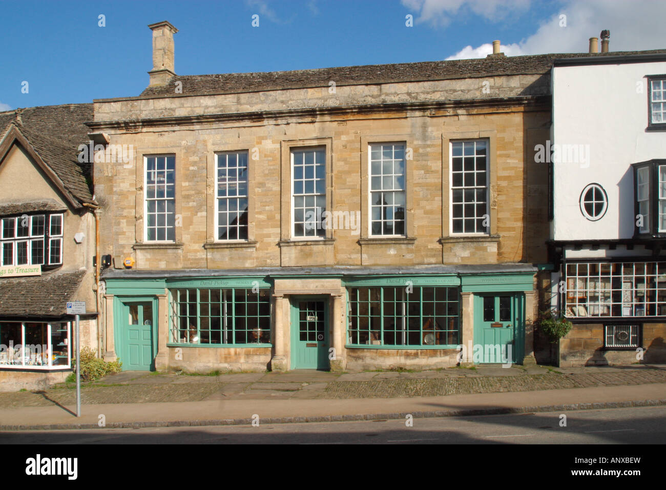 Alte Fronten auf der High Street, Burford, Oxfordshire Cotswolds, England, Großbritannien Stockfoto