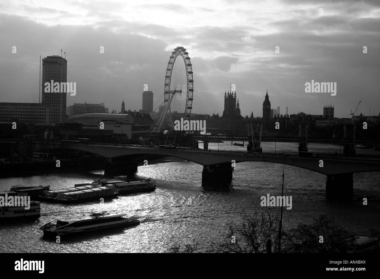 Panoramablick auf Waterloo Bridge, London Eye, Big Ben und Parlament Stockfoto