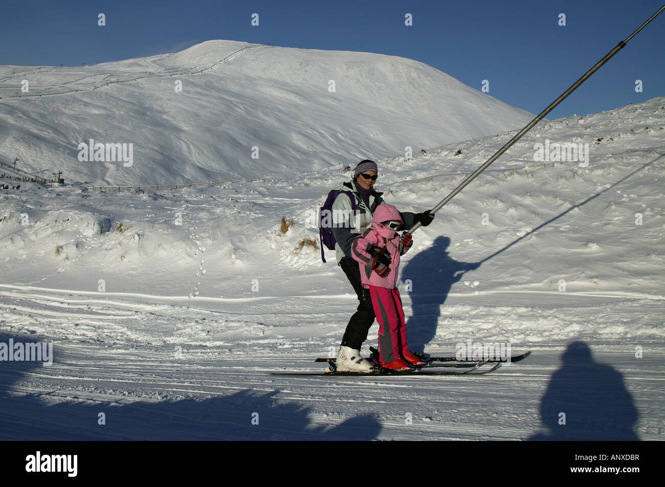 Mutter und Tochter auf Ski Schlepplift Cairngorms National Park, Glenshee, Perthshire und Aberdeenshire, Schottland, UK, Europ. Stockfoto
