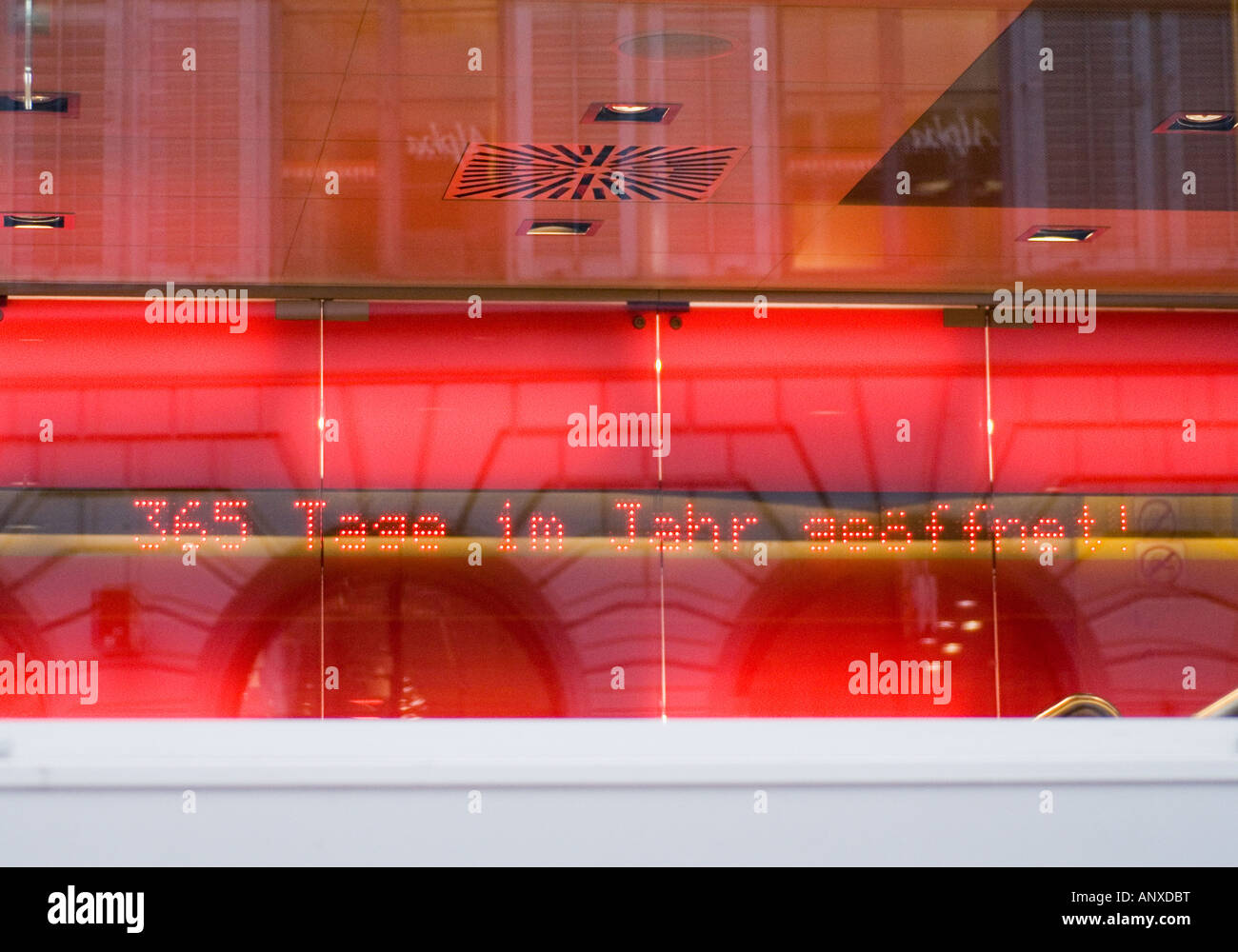 Neonschild steht 365 Tage im Jahr geöffnet Stockfoto