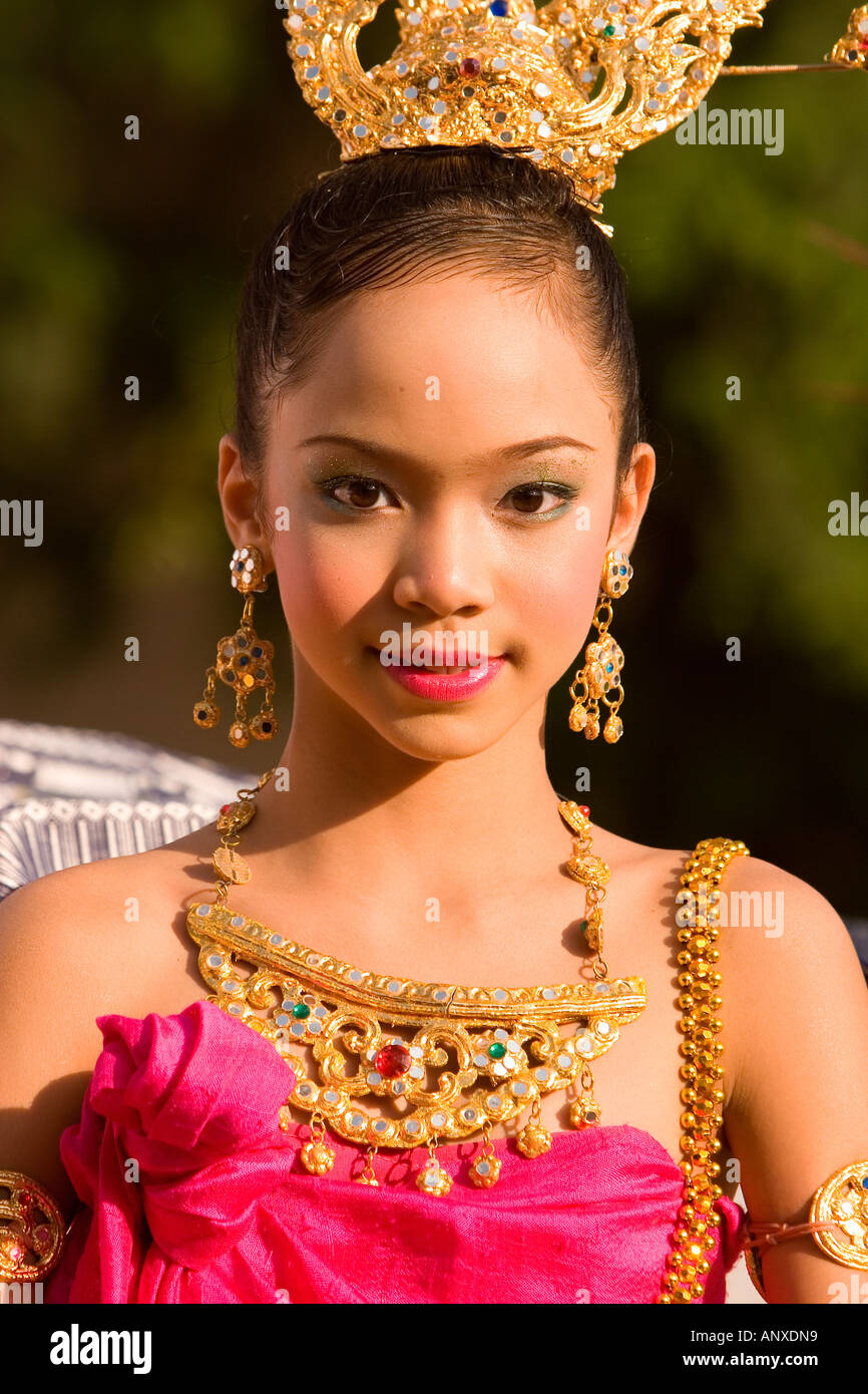 Asien, Thailand, Khonkaen, Mädchen tragen traditionelle Dekoration für das Loy Kratong fest Stockfoto