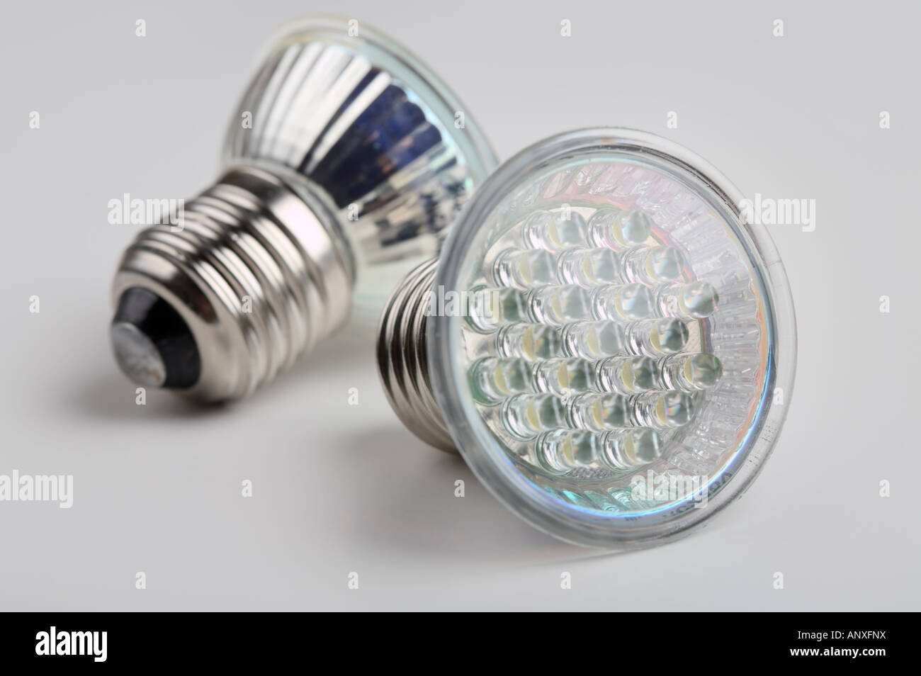 Ein paar LEDs Glühbirne mit E27 Edison Schraube Standardstecker Stockfoto