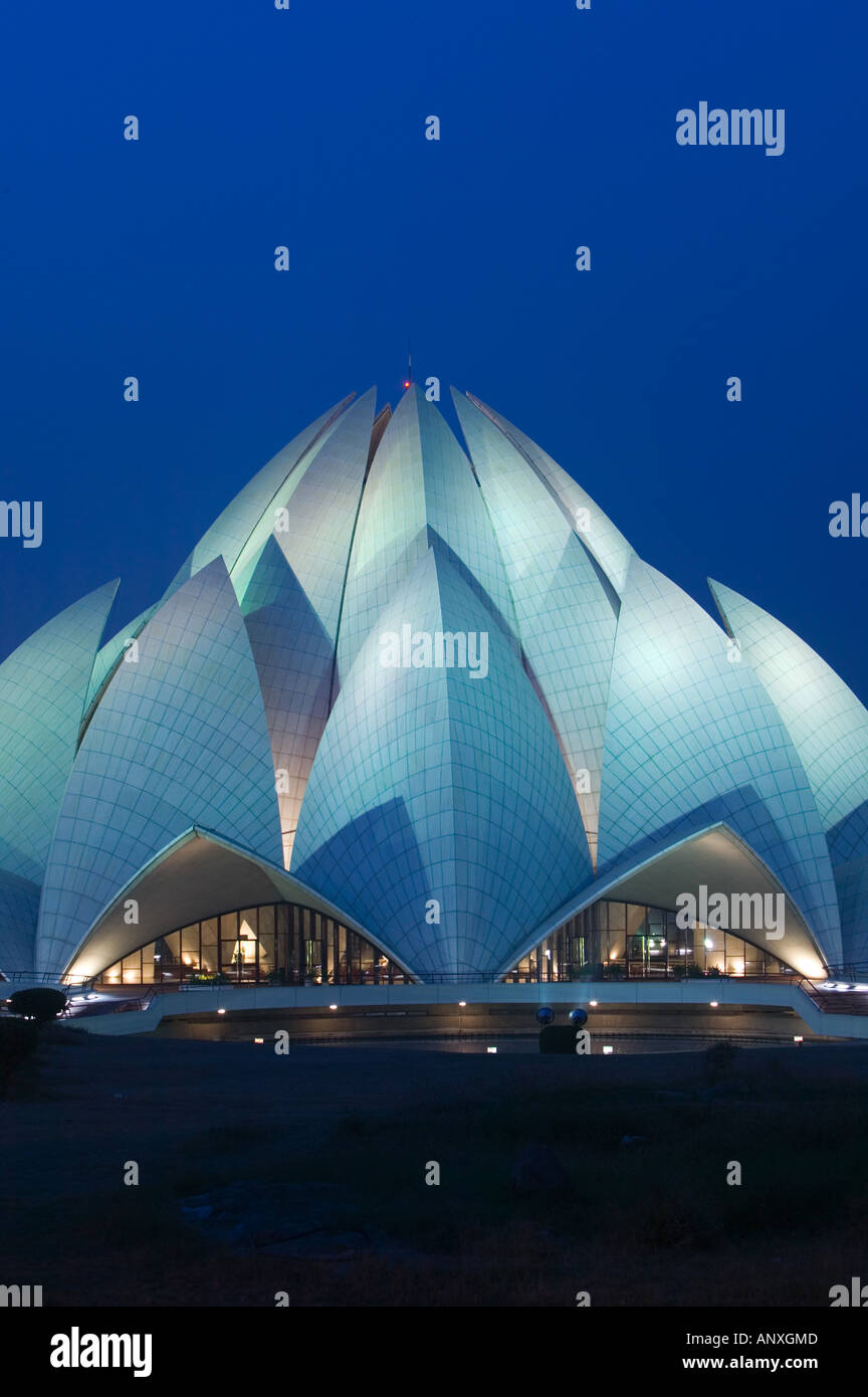 Indien, Delhi, South East Delhi: Bahai-Tempel (b.1986) am Abend Stockfoto