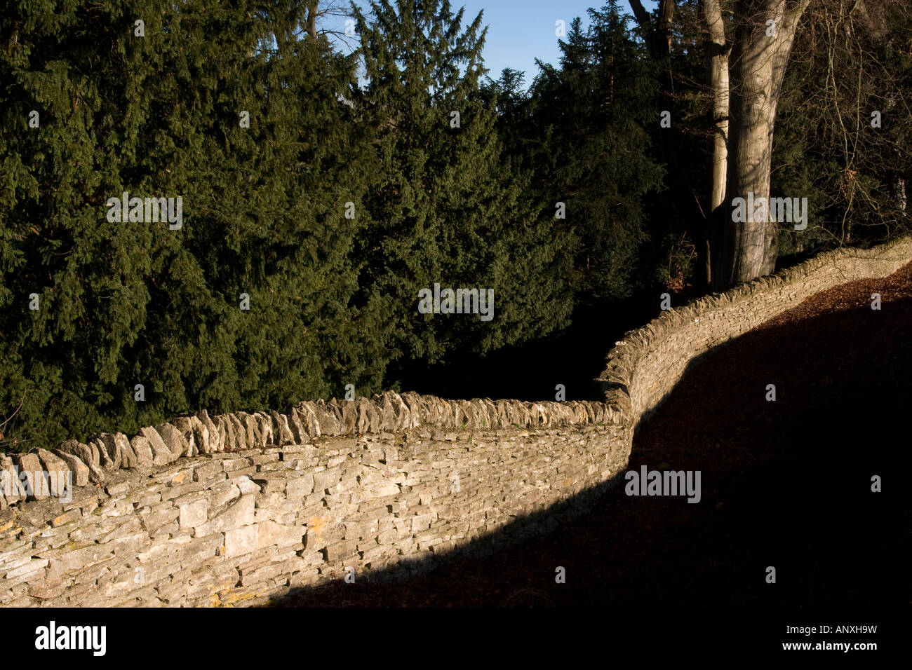 Alte Steinmauer auf dem Gelände des Blenheim Palace, Woodstock, Oxfordshire, Vereinigtes Königreich. Stockfoto