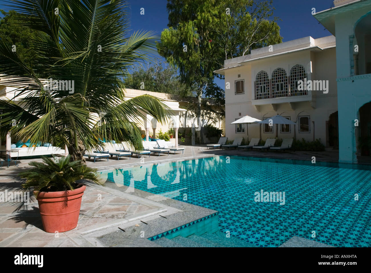 Indien, Rajasthan, Jaipur: Samode Haveli Hotel (Haus, einst im Besitz Premierminister von Jaipur heute ein Hotel) pool Blick Stockfoto