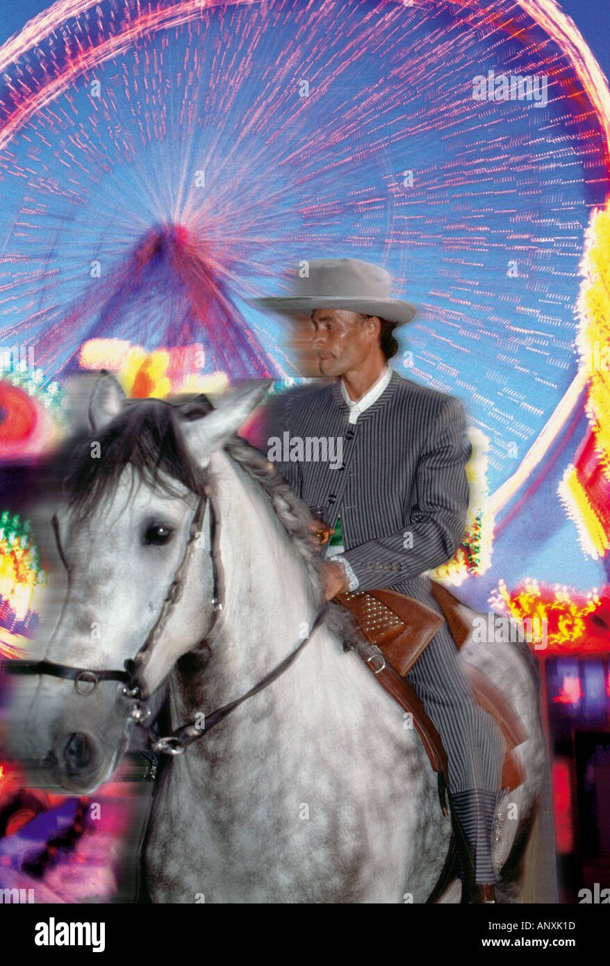 spanischer Mann gekleidet in feinen Kleidern Reitpferd an spanische Feria Festival Riesenrad im Hintergrund Andalusien Spanien Stockfoto