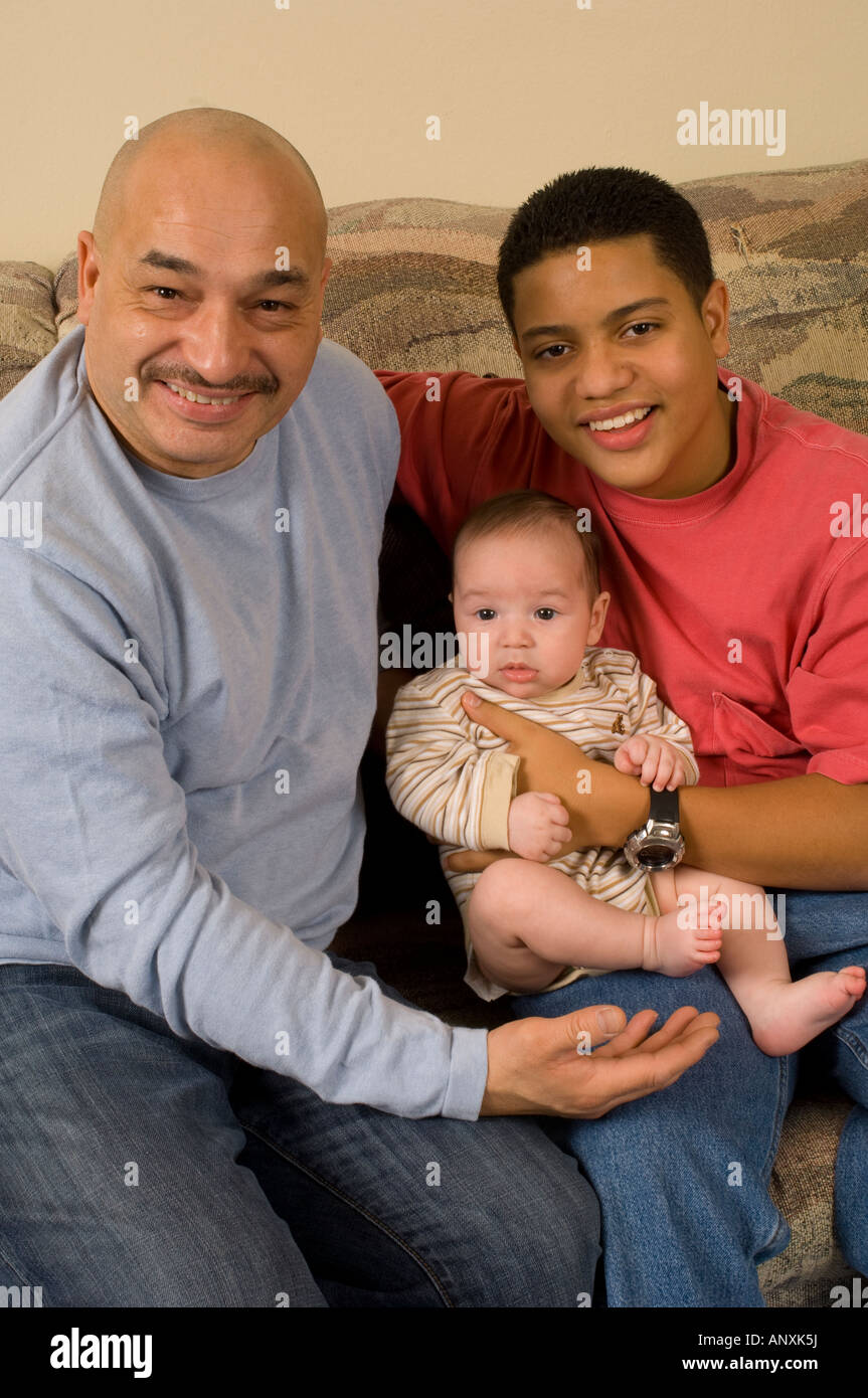 3 Monate altes Baby Boy Portrait mit Vater und 15-jährige Teenager halb Bruder vertikale Hispanic Puerto Rican Stockfoto